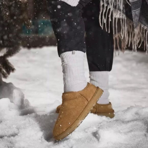 UGG Classic Slipper - Picture 5 of 9